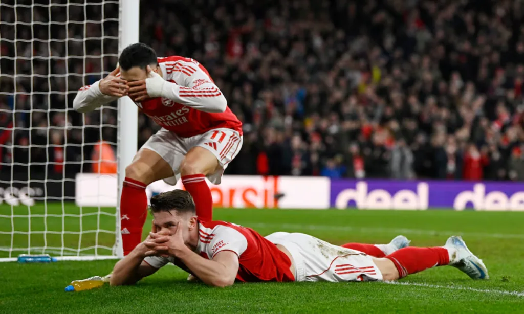 Arsenal hơn Man City 9 điểm