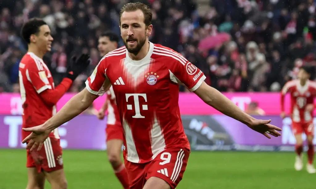 Kane lập cú đúp, vượt thành tích mùa trước